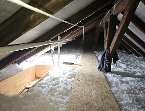 Zateplení stropu bytového domu pomocí foukané izolace